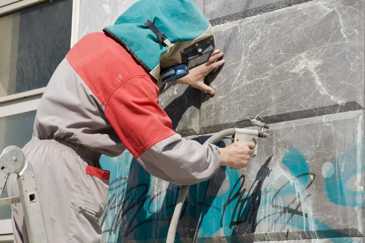 usuwanie graffiti ze ściany